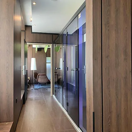 The Originals Boutique, De La Paix,