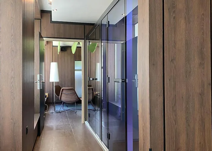 The Originals Boutique, De La Paix,